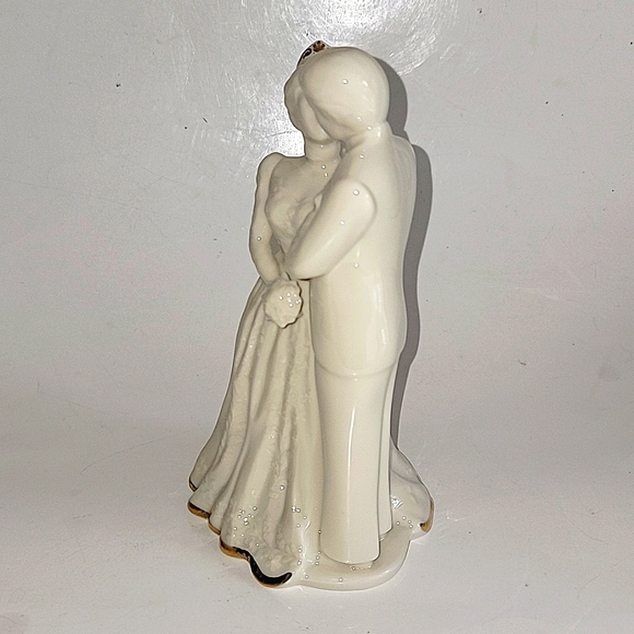 LENOX WEDDING PROMISE PORCELAIN BRIDE & GROOM CAKE TOPPER/FIGURINE VICTORIAN - Picture 3 of 9